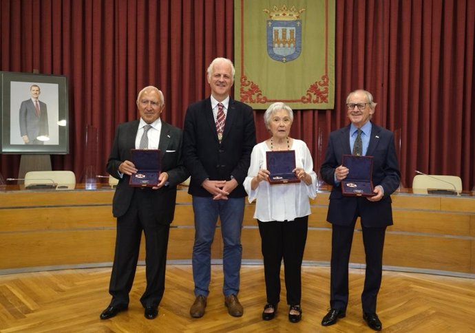 El alcalde de Logroño, Pablo Hermoso de Mendoza, junto a los tres nuevos insignias de San Bernabé, Alejando Bezares, Lus Hernáez, y Luis Javier Javier Rodríguez Moroy