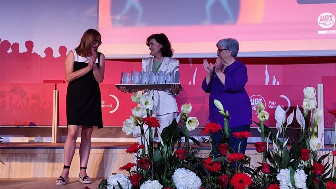 La diputada nacional del PSOE y presidenta de la Comisión de Igualdad en el Congreso de los Diputados, Carmen Calvo, recibe el XV Premi 'Avanant en Igualtat' otorgado por UGT Serveis Públics del País Valenci