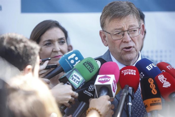 El presidente de la Generalitat valenciana, Ximo Puig, atiende a los medios tras una reunión con el Clúster de Automoción de Valencia, a 10 de junio de 2022, en Almussafes