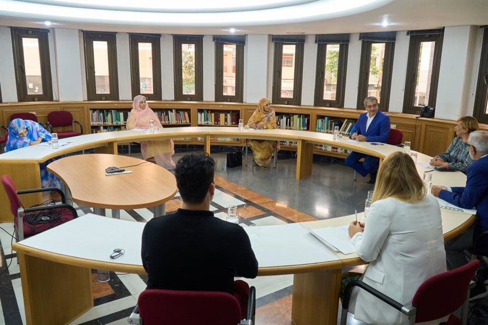 El vicepresidente del Gobierno y consejero de Hacienda, Presupuestos y Asuntos Europeos, Román Rodríguez, se reúne con representantes saharauis