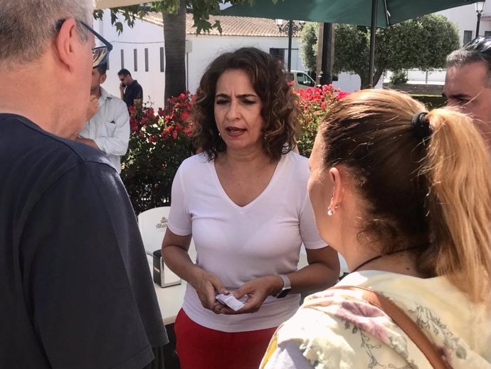 La ministra de Hacienda y Función Pública, María Jesús Montero, durante su visita a Cala (Huelva).