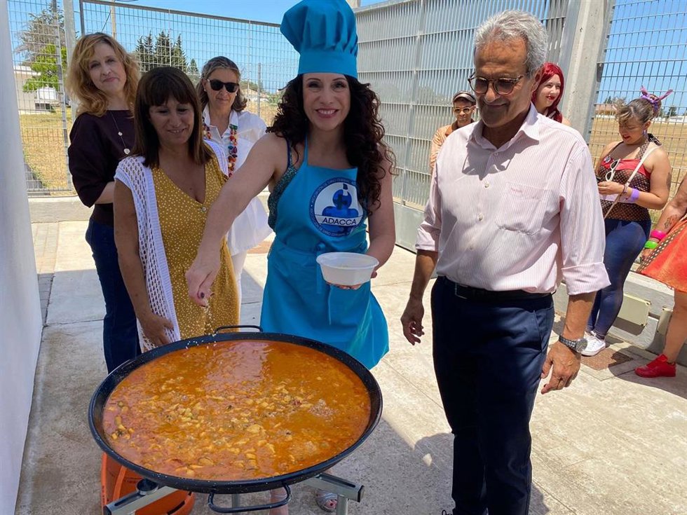La consejera de Igualdad, Políticas Sociales y Conciliación, Rocío Ruiz, durante el acto con Adacca.