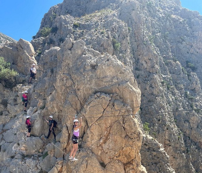 Turistas en una vía ferrata de la provincia de Málaga