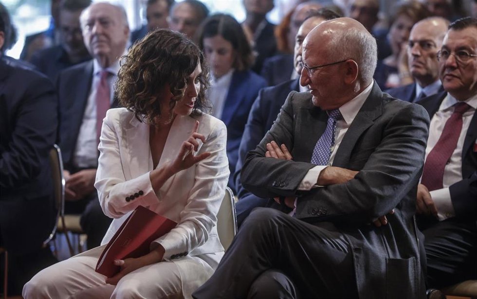 La presidenta de la Comunidad de Madrid y presidenta del PP de la Comunidad de Madrid, Isabel Díaz Ayuso y el presidente de Mercadona, Juan Roig, antes de su reunión con los asociados de la Asociación Valenciana de Empresarios (AVE)