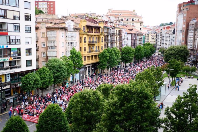 Un grupo de personas sostienen banderines en una manifestación convocada por el primer día de huelga en el sector siderometalúrgico, a 2 de junio de 2022, en Santander, Cantabria (España).