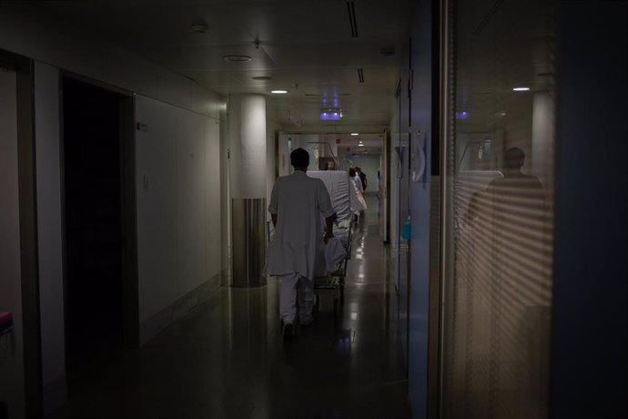 Archivo - Profesional sanitario traslada una cama móvil en la Unidad de Cuidados Intensivos UCI- del Hospital de la Santa Creu i Sant Pau, integrado en la Red Hospitalaria de Utilización Pública de Catalunya, en Barcelona, Catalunya (España), a 6 de no