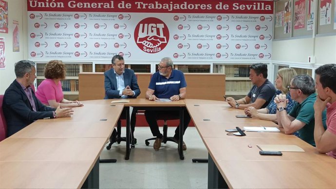Reunión del secretario general del PSOE de Sevilla, Javier Fernández, con UGT Sevilla. También se ha reunido con CCOO Sevilla.
