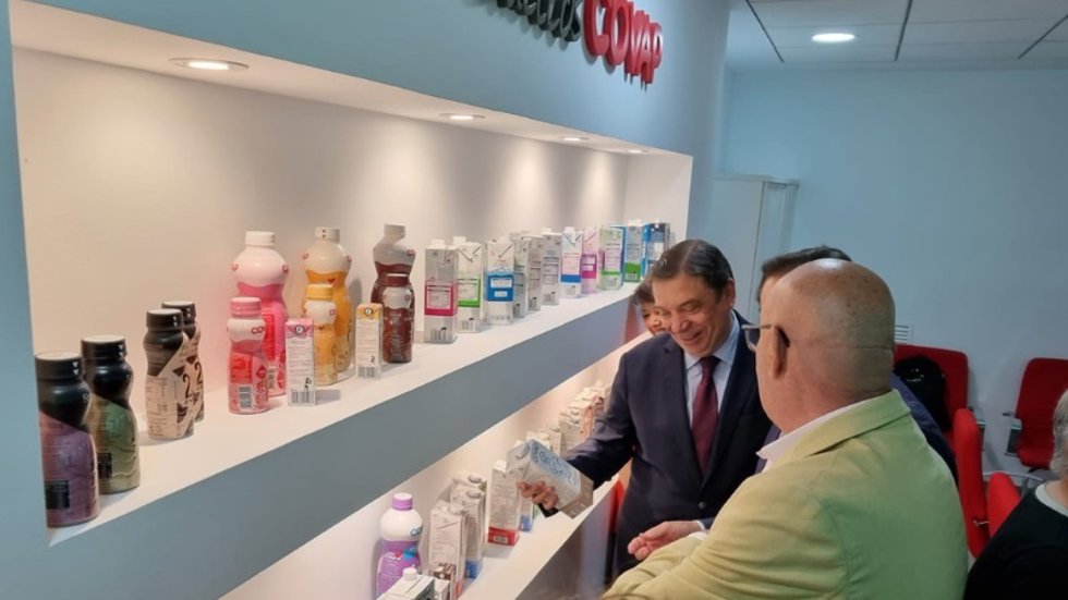 El ministro de Agricultura, Pesca y Alimentación, Luis Planas, en las instalaciones de Covap.