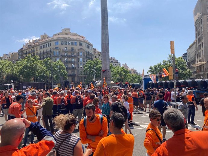 Trabajadores de Celsa concentrados en la plaza Cinc d'Oros de Barcelona