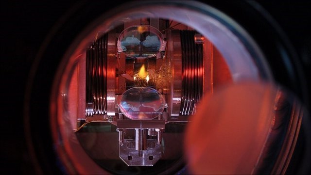 La imagen muestra átomos fríos (en amarillo) en un resonador óptico en camino a formar un cristal de tiempo.