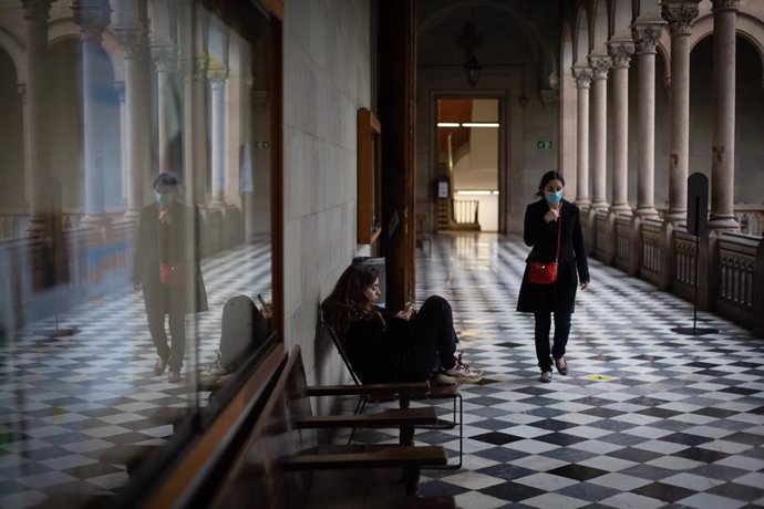 Archivo - Dos personas en un pasillo de la Facultad de Filología y Comunicación Universidad de Barcelona, el edificio central de la Universidad de Barcelona,