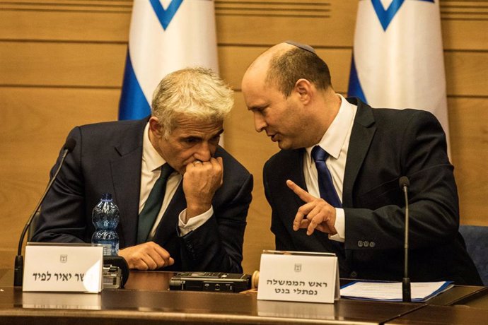 Archivo - El ministro de Exteriores de Israel, Yair Lapid, y el primer ministro, Naftali Bennett 
