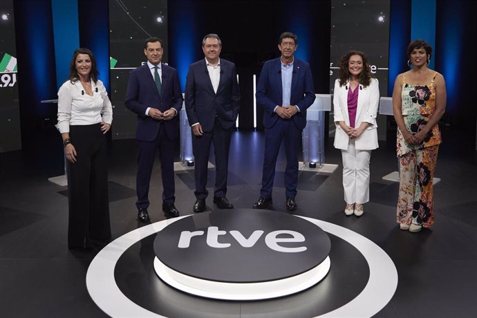 Fotografia de grupo previo al debate en RTVE entre los candidatos a la Presidencia de la Junta de Andalucía a 06 de junio del 2022 en (Sevilla, Andalucía)