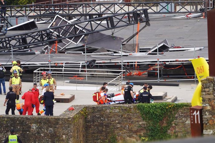 Uno de los heridos es trasladado al hospital tras derrumbarse el escenario principal del festival O Son do Camiño, en Monte do Gozo, a 10 de junio de 2022, en Santiago de Compostela.