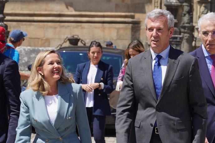 La vicepresidenta primera y ministra de Asuntos Económicos del Gobierno central, Nadia Calviño, con el presidente de la Xunta de Galicia, Alfonso Rueda, a 10 de junio de 2022, en Santiago