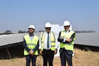 El alcalde de Huelva visita la primera planta solar de Endesa en la capital