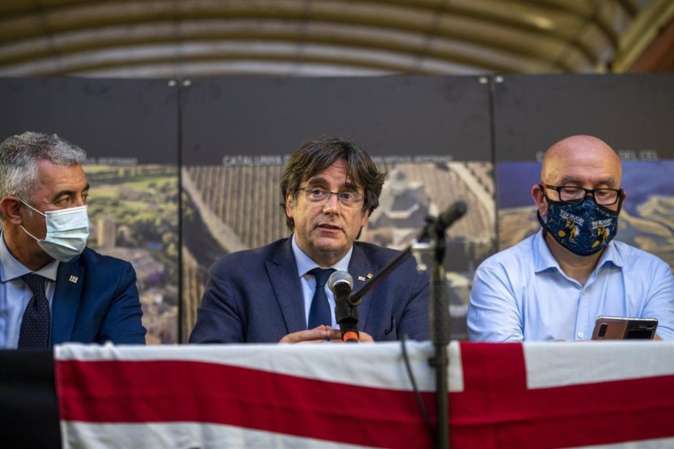 Archivo - El expresidente de la Generalitat Carles Puigdemont, en una rueda de prensa Cerdeña (Italia).
