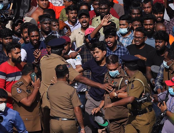 Un grupo de personas protesta en Colombo, Sri Lanka, por la escasez y los altos precios del combustilble y los productos básicos.