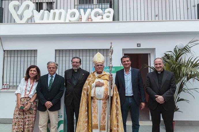 El obispo (centro), entre el presidente de Vimpyca y el alcalde, ante los apartamentos.