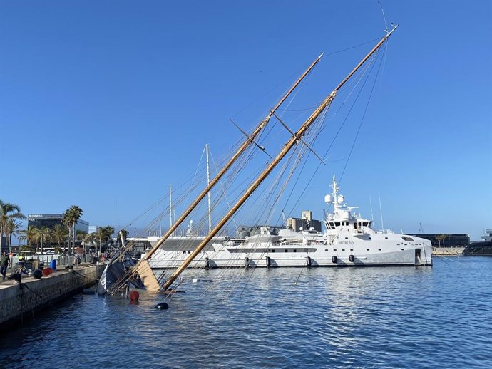 El iot enfonsat al Port de Tarragona
