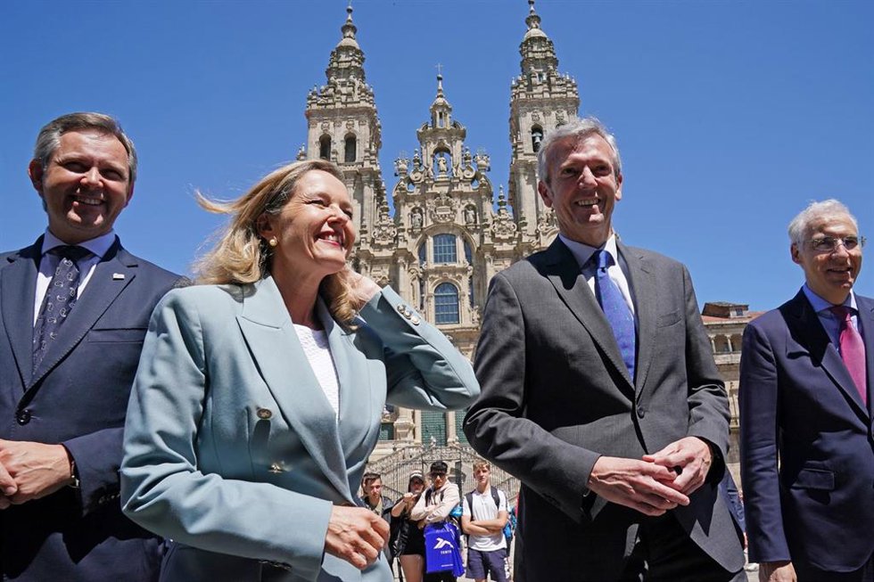 La vicepresidenta primera y ministra de Asuntos Económicos del Gobierno central, Nadia Calviño, con el presidente de la Xunta de Galicia, Alfonso Rueda, a 10 de junio de 2022, en Santiago, A Coruña (España). El presidente de la Xunta de Galicia, se ha r