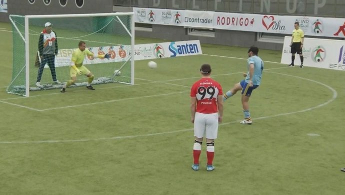 Iván López en el momento de lanzar su penalti en el España-Polonia del Europeo 2022 de fútbol para ciegos