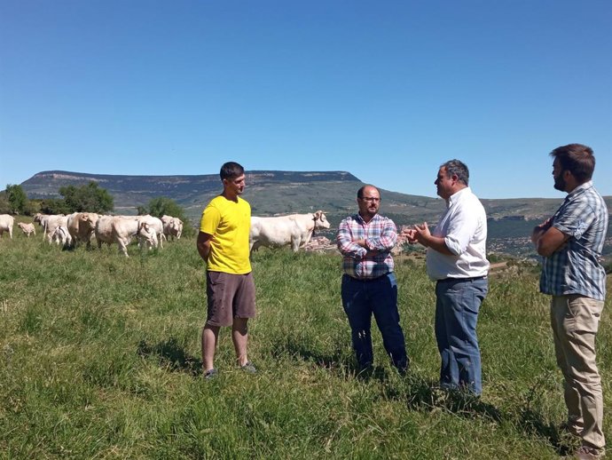 El vicepresidente de la Diputación de Teruel, Alberto Izquierdo, durante una visita a una explotación ganadera de Cantavieja.