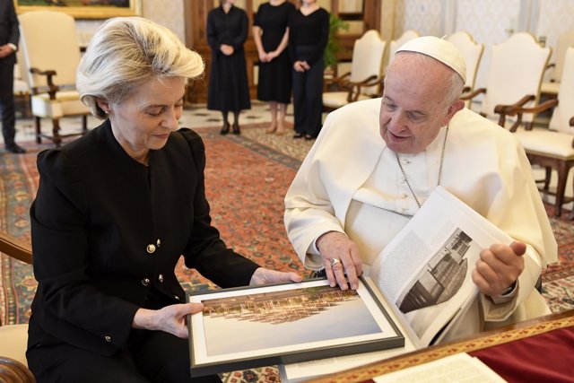 Ursula Von Der Leyen con el Papa Francisco, al que ha regalado una imagen de la nueva sede del JRC en Sevilla