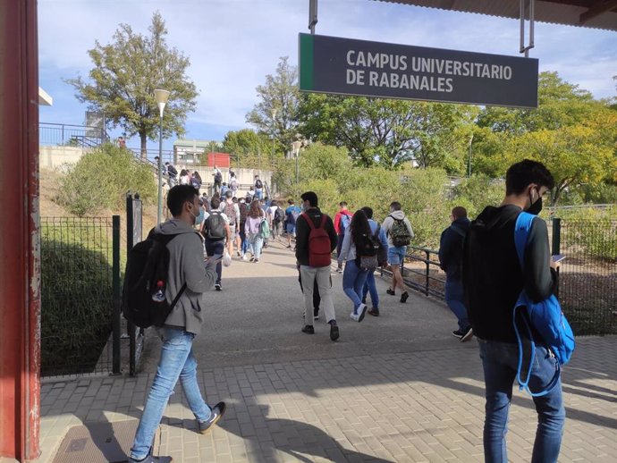 Salida de viajeros en el apeadero ferroviario del Campus de Rabanales.