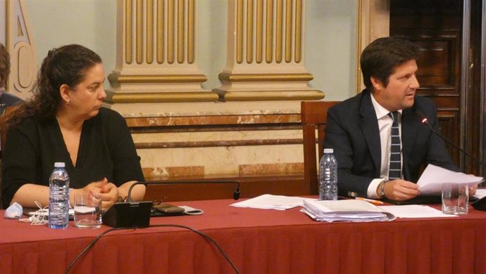 Guillermo García de Longoria, portavoz del grupo municipal de Cs en el Ayuntamiento de Huelva, y Noelia Álvarez, viceportavoz, en el pleno de este viernes.
