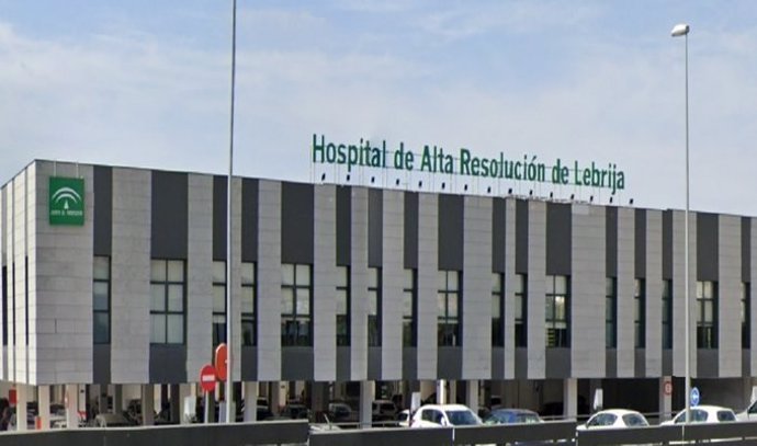 Archivo - Fachada principal del Hospital de Alta Resolución de Lebrija, en Sevilla.