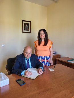 El diputado de Asistencia a Municipios de Granada, Juan Antonio Palomino, se ha reunido con la alcaldesa de Gobernador, Sandra Plaza.