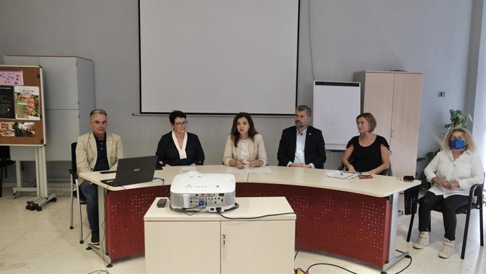 La consejera de Medio Ambiente del Cabildo de Tenerife, Isabel García (c)m en las nuevas oficinas de la Reserva de la Biosfera