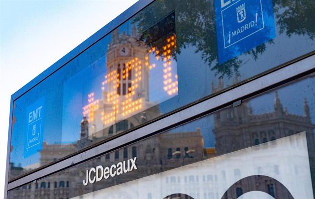 Un termómetro de una marquesina de autobús marca los 32 ºC durante una nueva ola de calor, en la Plaza de Cibeles, a 10 de junio de 2022, en Madrid (España).