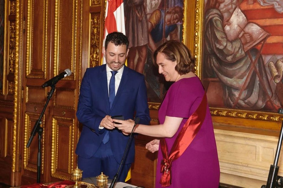El nuevo concejal de Junts en el Ayuntamiento de Barcelona, Joan Rodríguez, y la alcaldesa Ada Colau