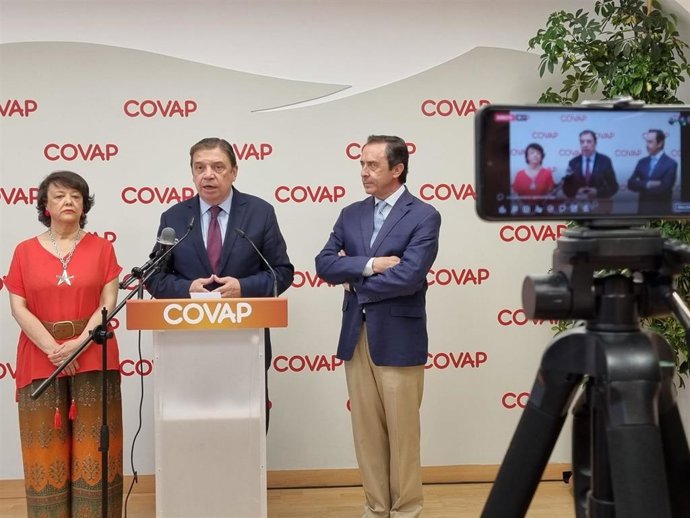 El ministro de Agricultura, Pesca y Alimentación, Luis Planas, atiende a los medios en las instalaciones de la industria láctea de la Cooperativa Ganadera del Valle de los Pedroches (Covap), en Pozoblanco (Córdoba).