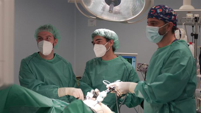 Joaquín Navarro, Manuel Sánchez Zalabardo y Ángel García de Jalón, del Servicio de Urología de Quirónsalud Zaragoza, en una intervención mediante cirugía laparoscópica.