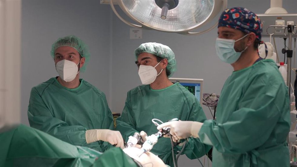 Joaquín Navarro, Manuel Sánchez Zalabardo y Ángel García de Jalón, del Servicio de Urología de Quirónsalud Zaragoza, en una intervención mediante cirugía laparoscópica.