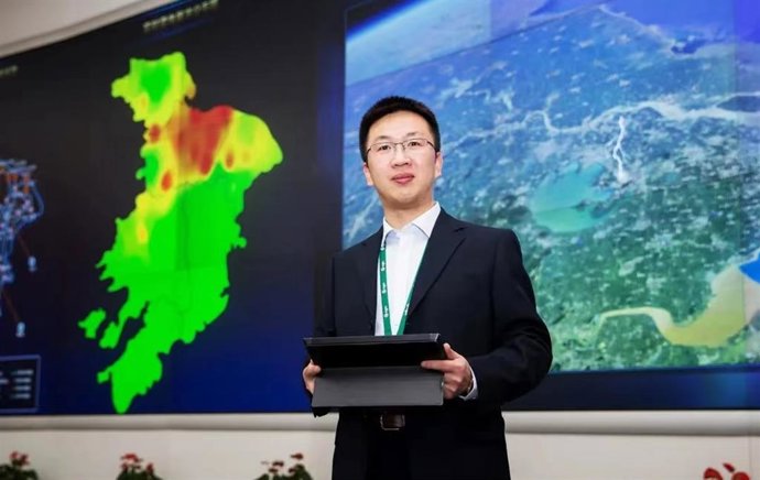Photo shows Tong Chong conducting on-site debugging of the dynamic lightning protection system.