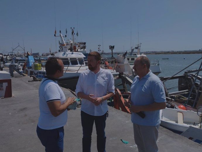 El candidato número uno en Huelva de Por Andalucía al Parlamento andaluz en las elecciones del próximo 19 de junio, Alejandro García, en su visita a Isla Cristina.