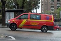 Controlado un incendio en un taller de coches con un policía y un bombero intoxicados leves por humo en Usera