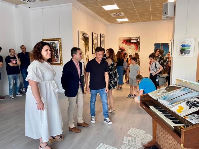 Omar Daf, uno de los muchos alter ego del artista Luis Bernardeu, inaugrando su última exposición en Lorquí