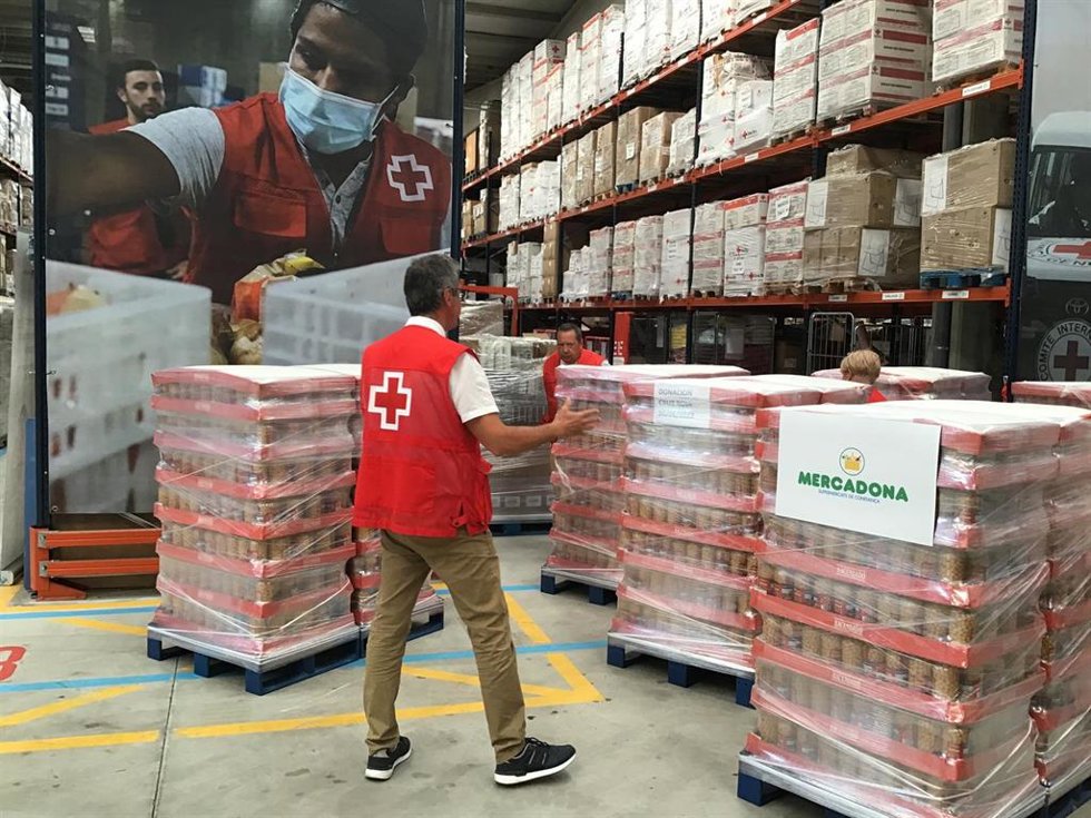 Entrega de los garbanzos de Mercadona a Cruz Roja de Catalunya.