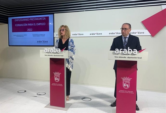 La diputada foral de Fomento del Empleo, Comercio y Turismo, Cristina González; y el director del área, Felipe Garcia.