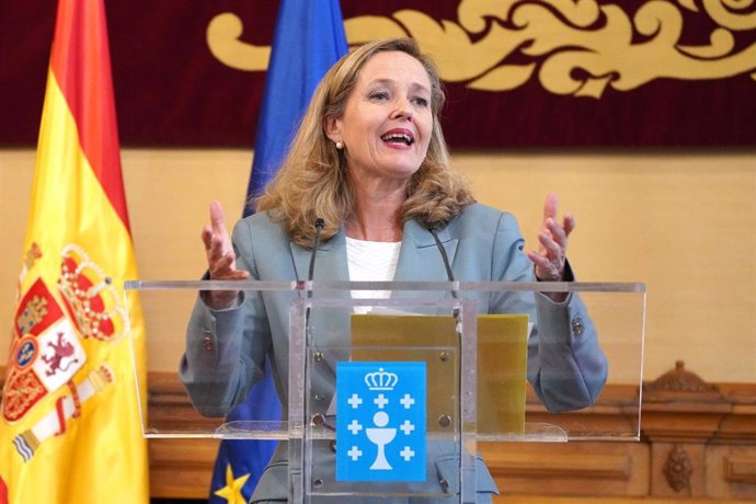La vicepresidenta primera y ministra de Asuntos Económicos del Gobierno central, Nadia Calviño, comparece en rueda de prensa, en el Pazo de Raxoi, a 10 de junio de 2022, en Santiago, A Coruña (España). El presidente de la Xunta de Galicia, se ha reunido