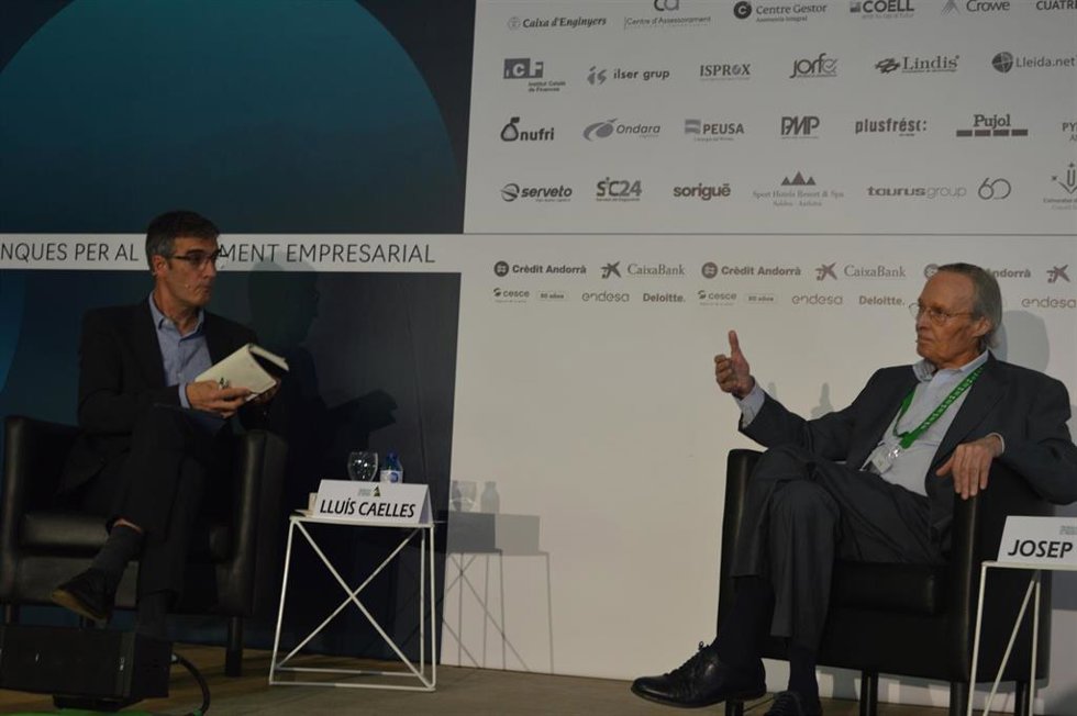 El periodista Lluis Caelles junto al exministro Josep Piqué.