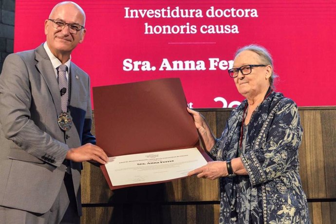 Anna Ferrer recibiendo el doctorado 'honoris causa' de la UdG