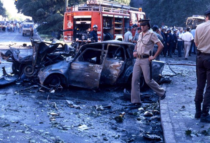 Archivo - Un agente en el atentado del "comando España" de ETA con un coche bomba en la Plaza de la República Dominicana de Madrid, a 14 de julio de 1986, en Madrid