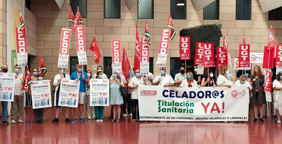 Concentración sindical para reclamar la consideración de sanitarios para los celadores.