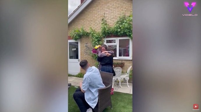 Esta mujer sorprendió a su amiga un día antes de su boda tras tres años sin verse